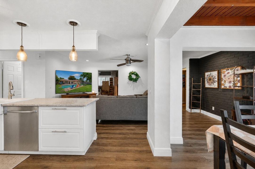 KITCHEN:FAMILY ROOM