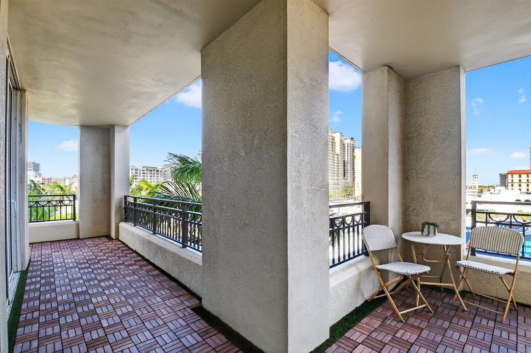 400-SqFt of Wraparound Balcony Terrace