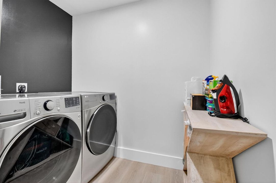 Full-Sized LG Laundry Set