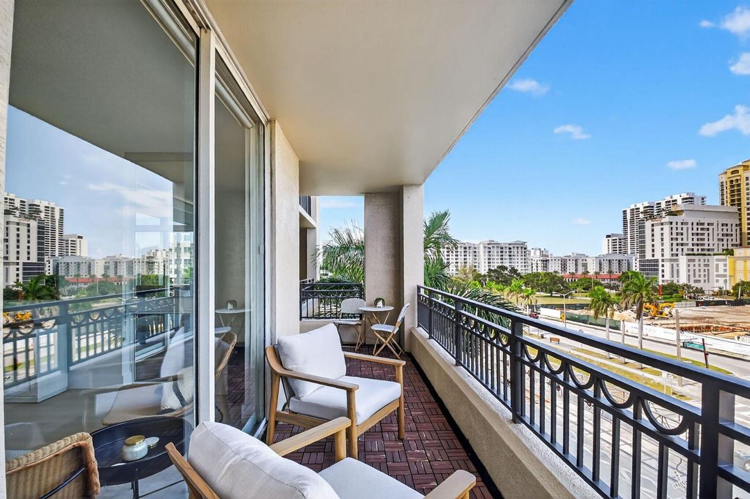 400-SqFt of Wraparound Balcony Terrace