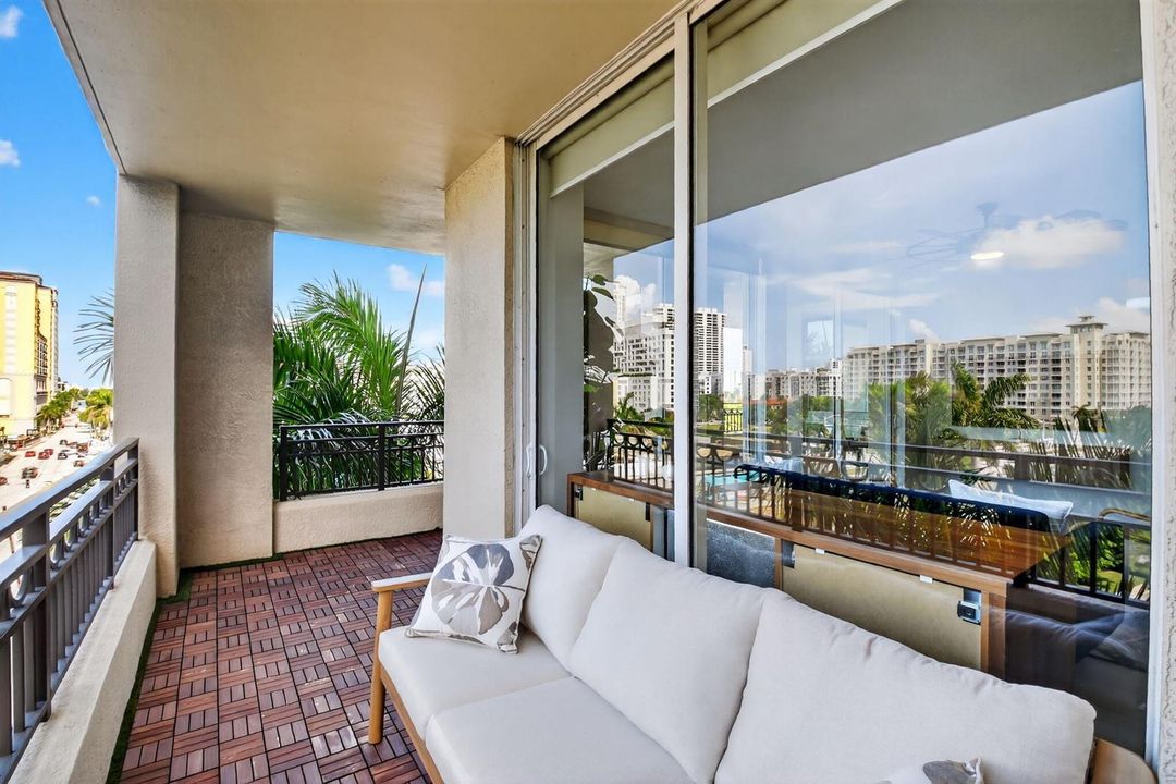 400-SqFt of Wraparound Balcony Terrace
