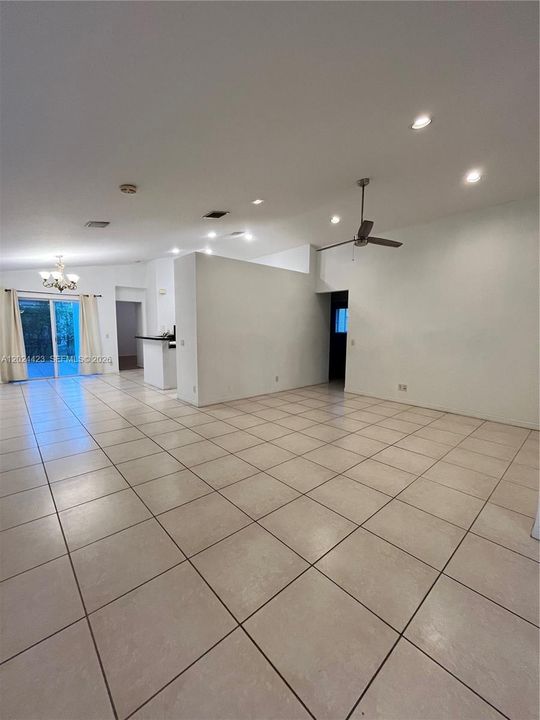 В аренду: $3,900 (3 спален, 2 ванн, 1347 Квадратных фут)