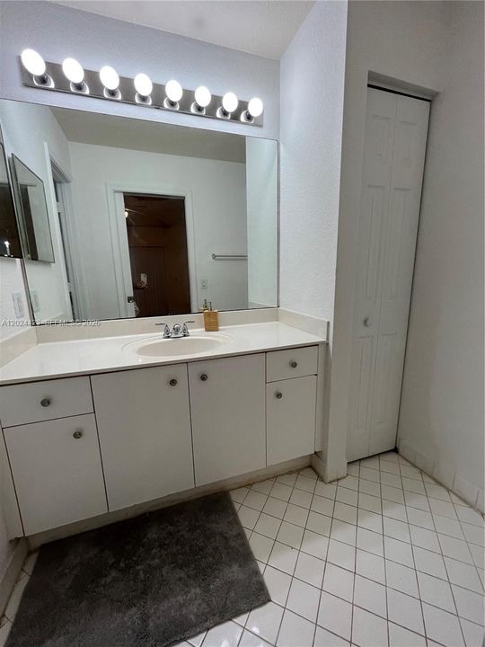 В аренду: $3,900 (3 спален, 2 ванн, 1347 Квадратных фут)