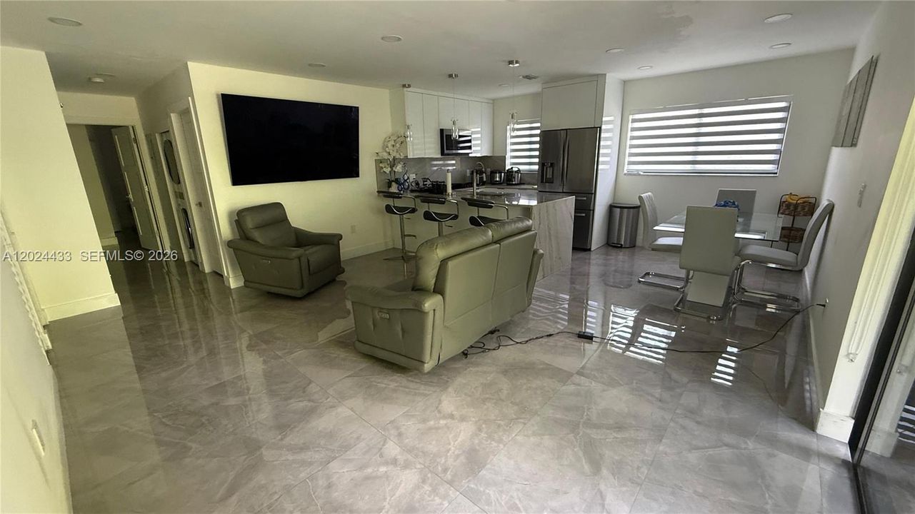 For Sale: $340,000 (2 beds, 2 baths, 862 Square Feet)