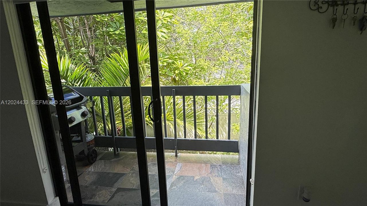 For Sale: $340,000 (2 beds, 2 baths, 862 Square Feet)