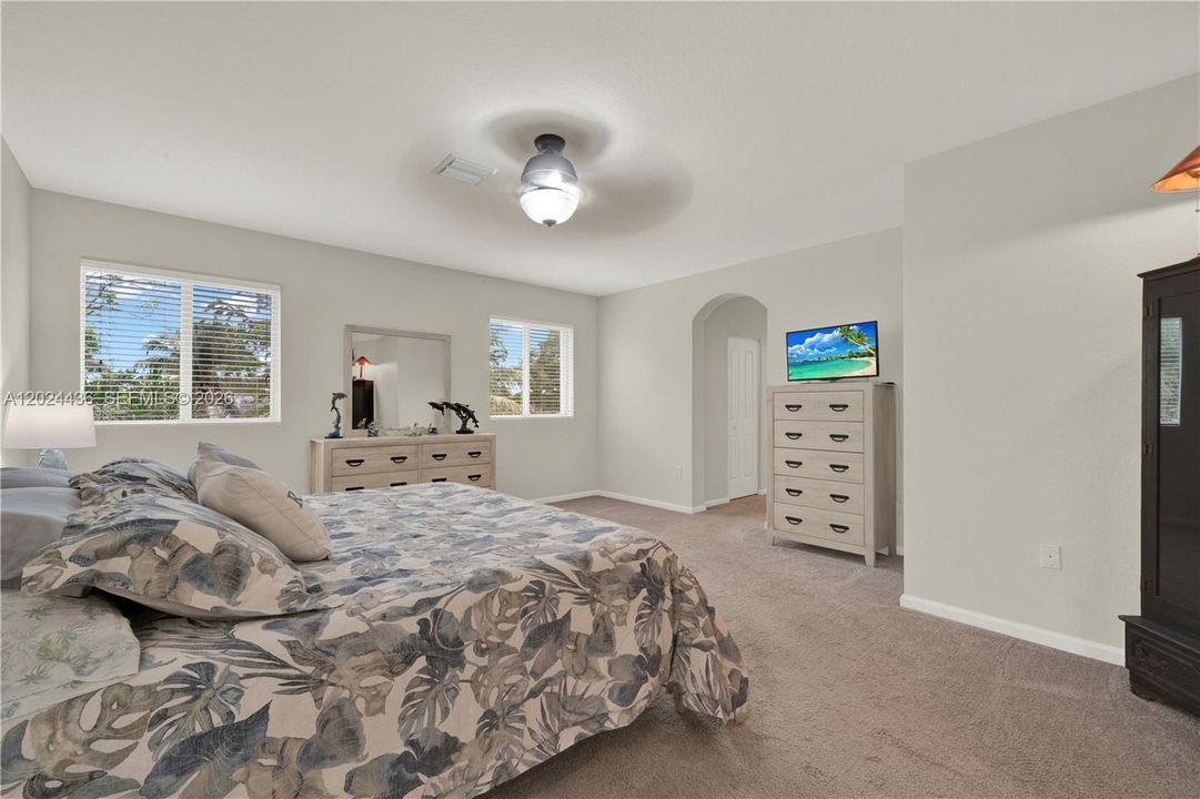 For Sale: $1,097,000 (6 beds, 4 baths, 3820 Square Feet)