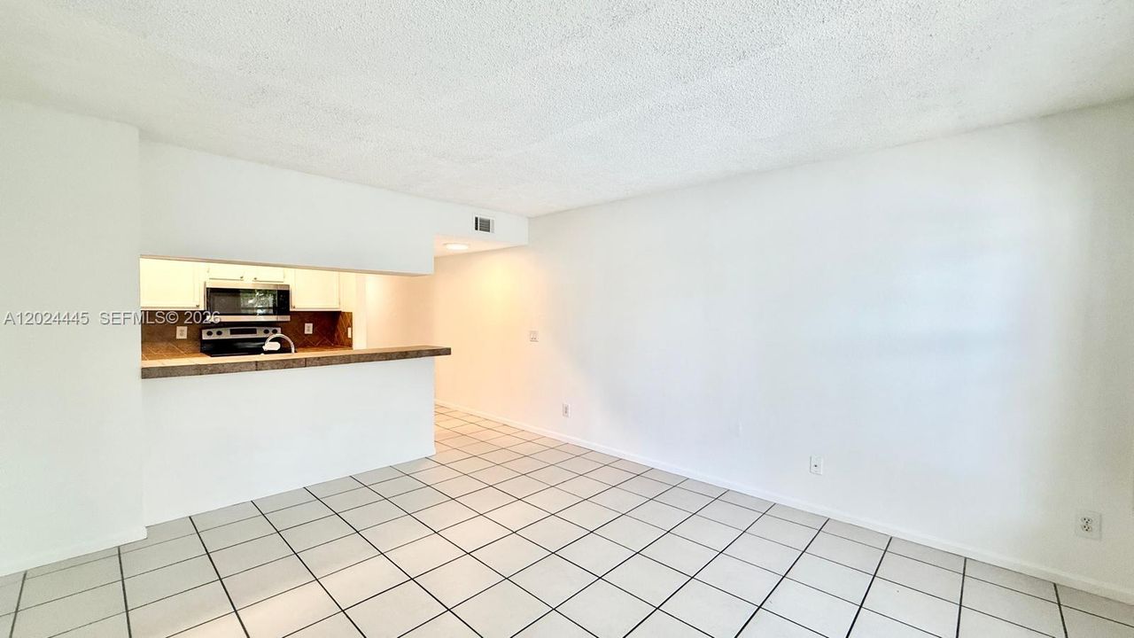 Active With Contract: $2,000 (2 beds, 2 baths, 770 Square Feet)