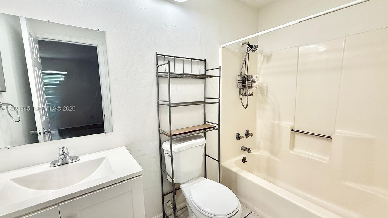Active With Contract: $2,000 (2 beds, 2 baths, 770 Square Feet)