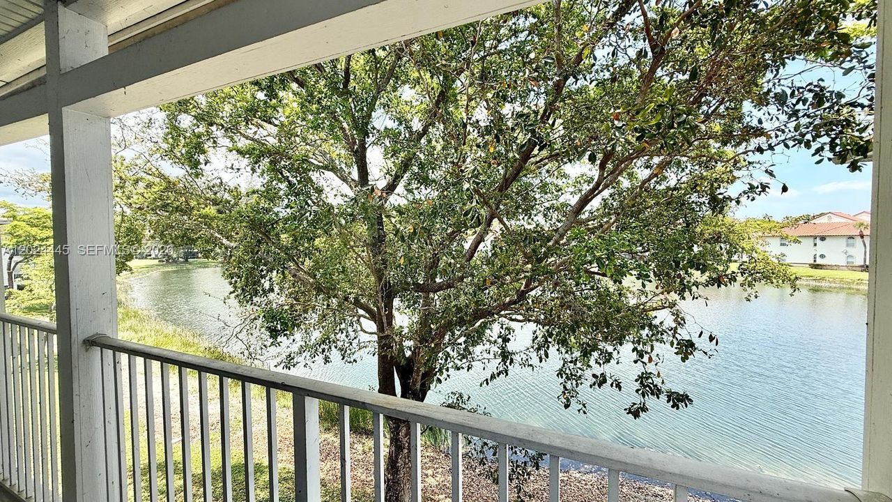 Active With Contract: $2,000 (2 beds, 2 baths, 770 Square Feet)