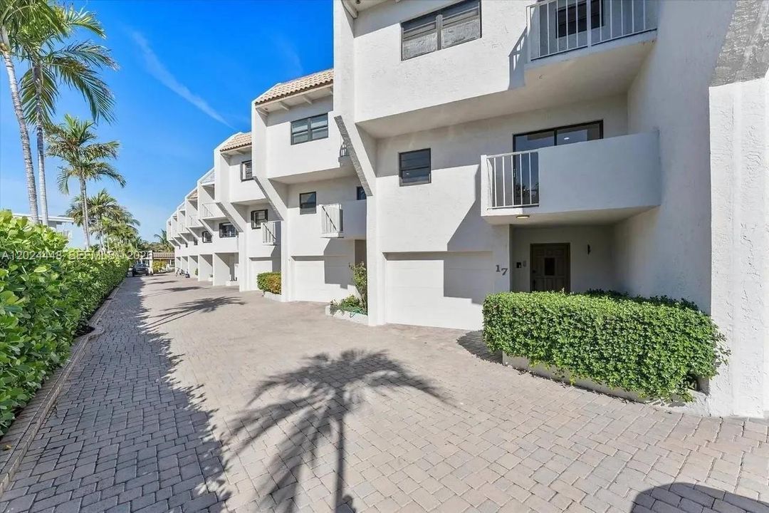 For Rent: $8,900 (3 beds, 3 baths, 2844 Square Feet)