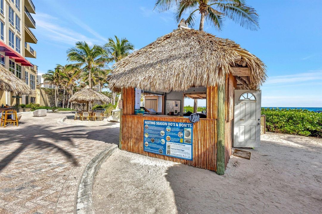 Beach towel hut