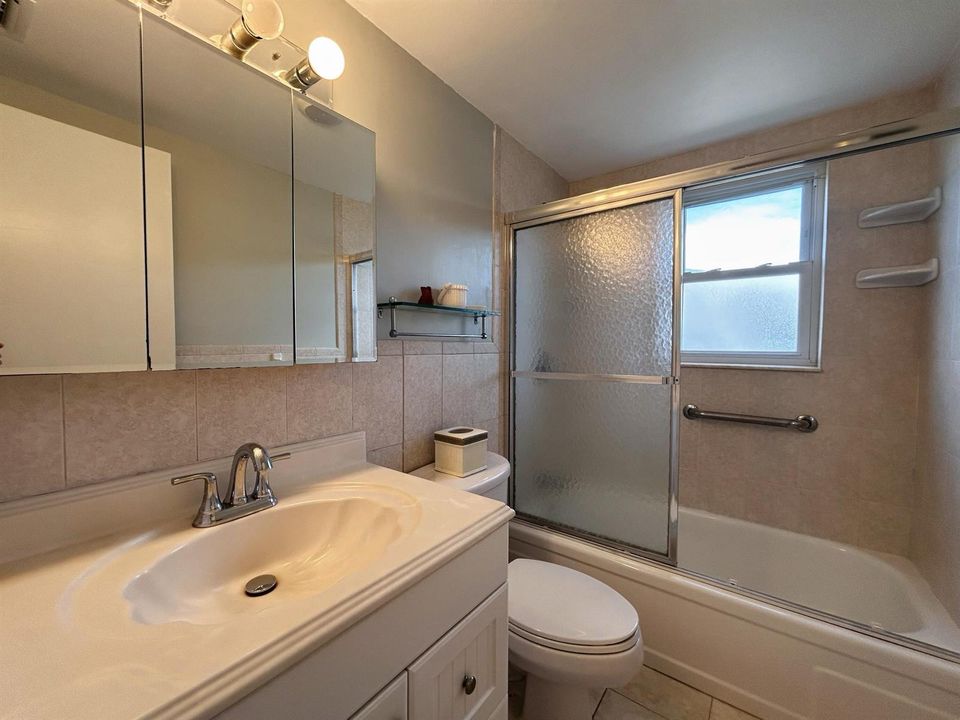 Full Bath in Hall
