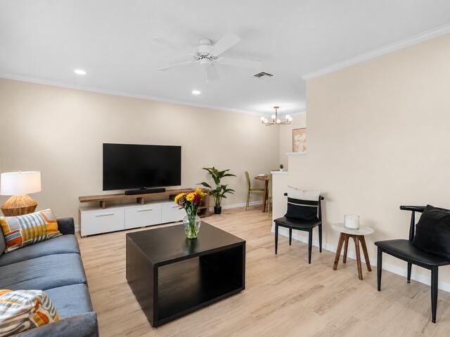 1 Bed / 1 Bath - Living Room