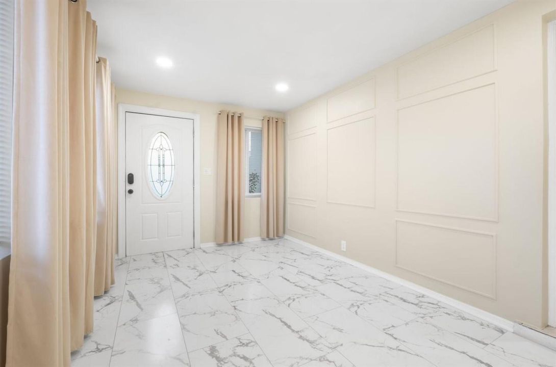 2 Bed / 2 Bath - Foyer / Bonus Space