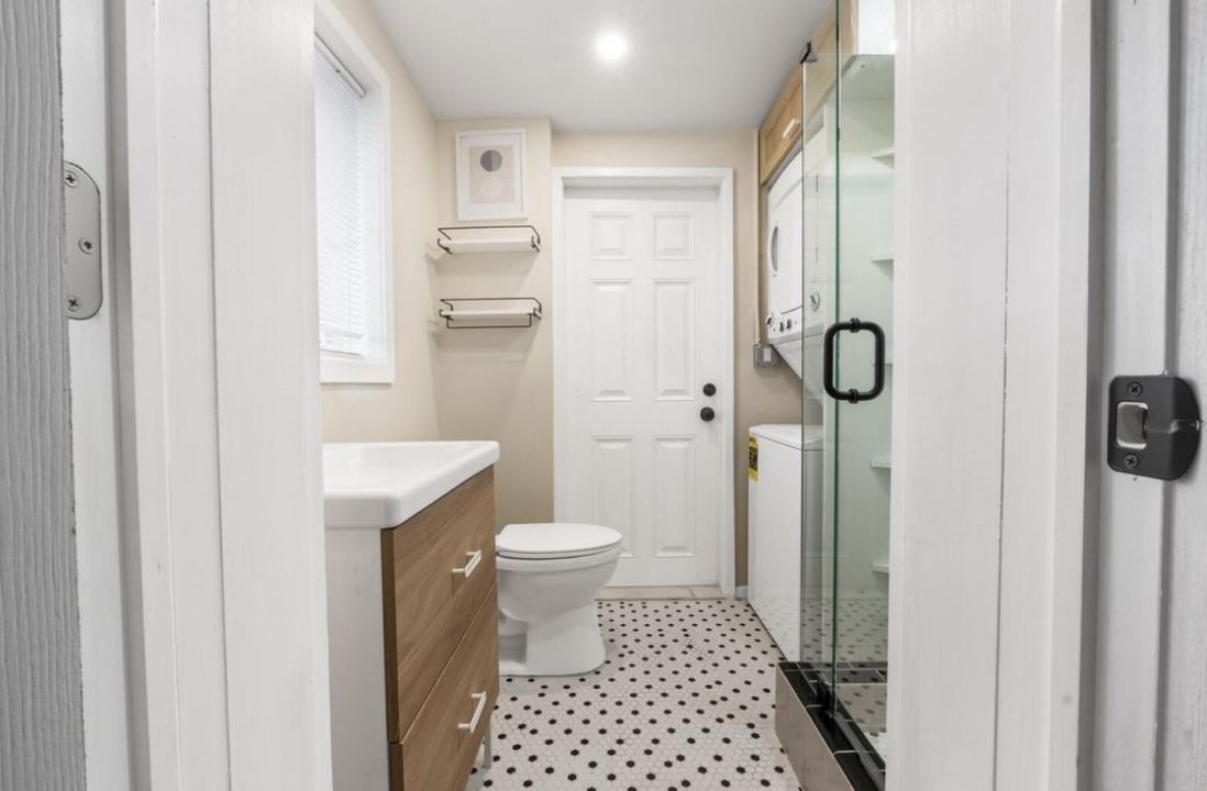 2 Bed / 2 Bath - Master Bathroom