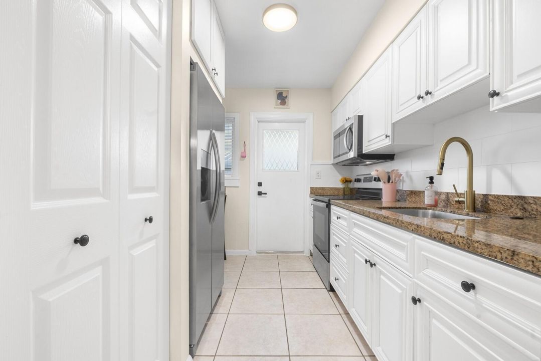 2 Bed / 2 Bath - Kitchen
