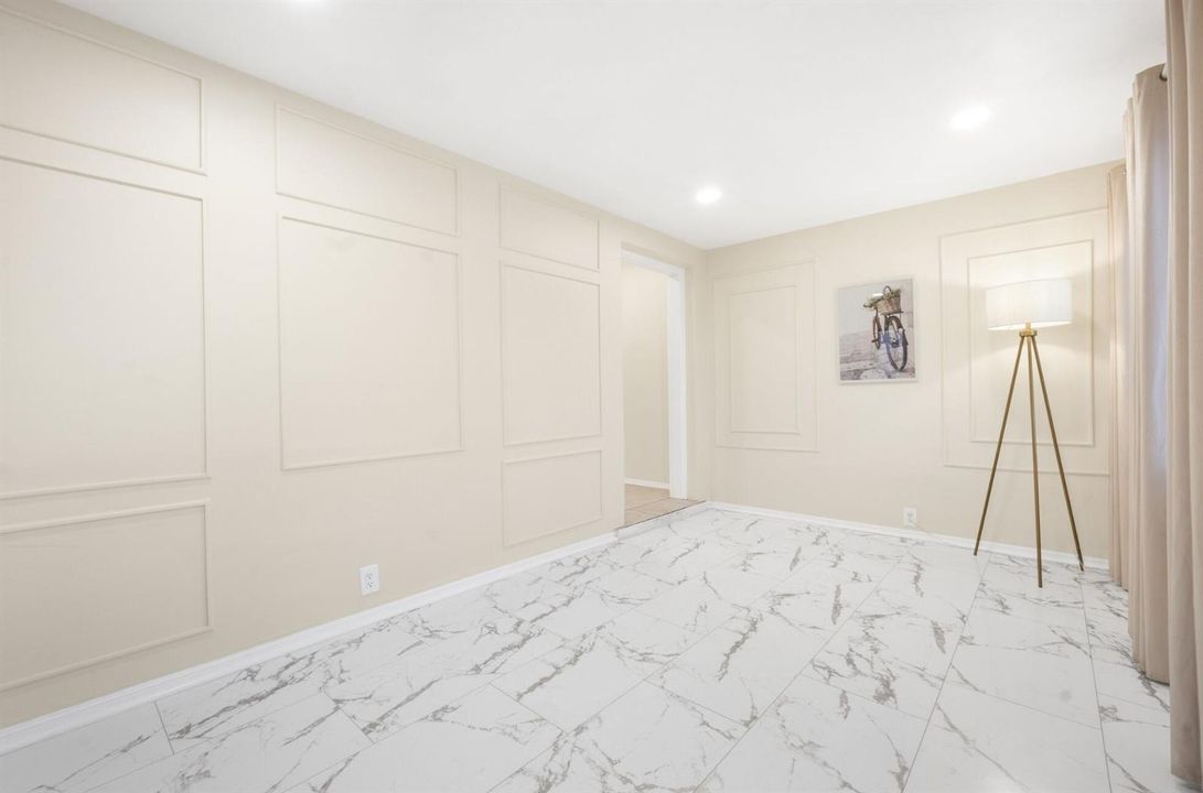 2 Bed / 2 Bath - Foyer / Bonus Space