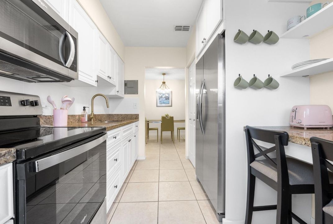 2 Bed / 2 Bath - Kitchen