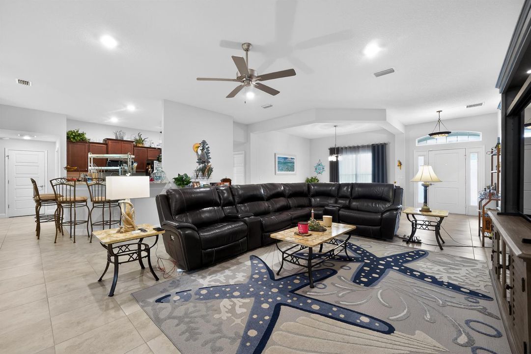 13_1858_SW_MacKenzie_St-Living_room-0058