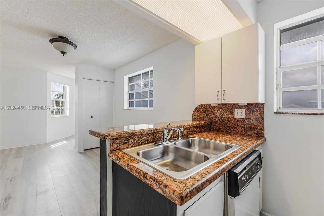 For Sale: $152,000 (1 beds, 1 baths, 830 Square Feet)