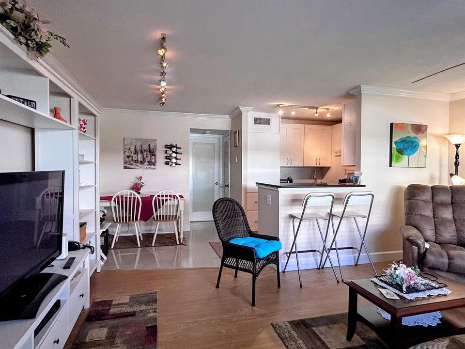 Dining/kitchen