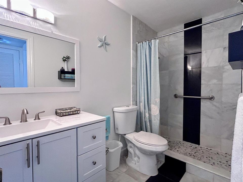 Newer bath w/ WI shower, safety rails