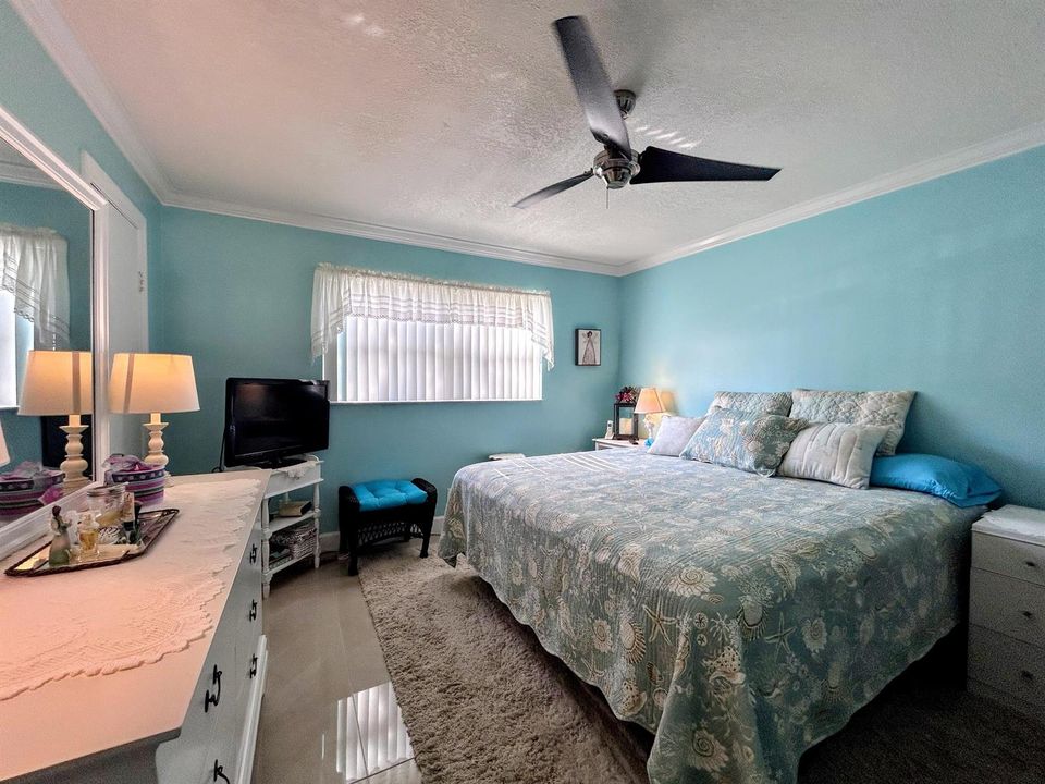 BedRM w/ king bed, lots of space