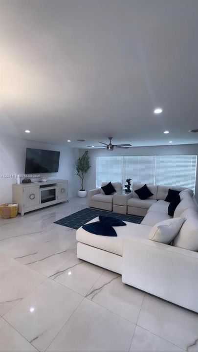 For Rent: $3,500 (2 beds, 2 baths, 1602 Square Feet)