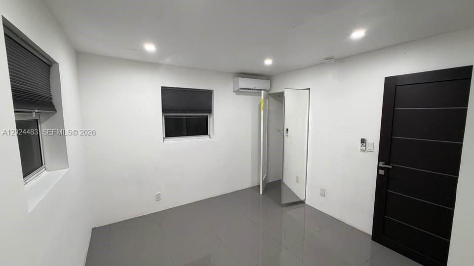 Active With Contract: $1,350 (1 beds, 1 baths, 278 Square Feet)