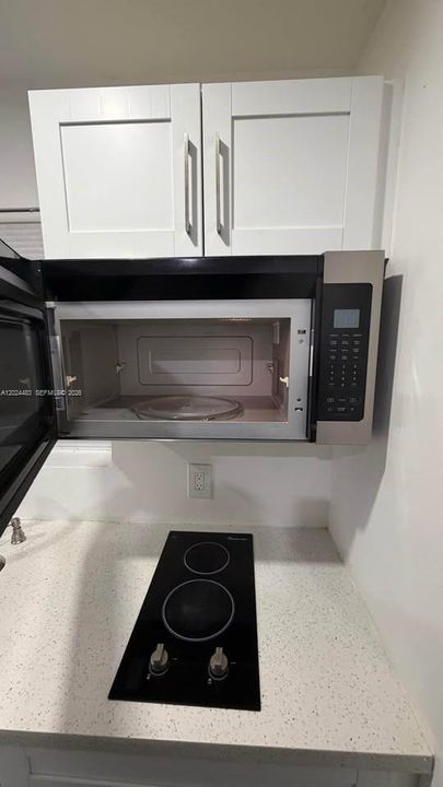 Active With Contract: $1,350 (1 beds, 1 baths, 278 Square Feet)