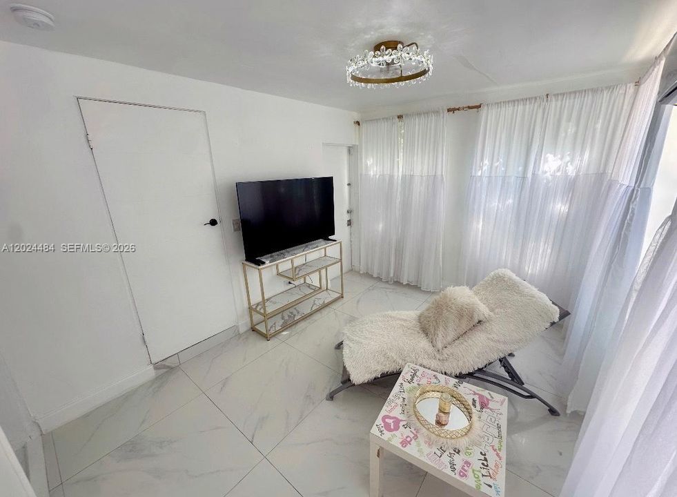 For Rent: $1,500 (1 beds, 1 baths, 1129 Square Feet)