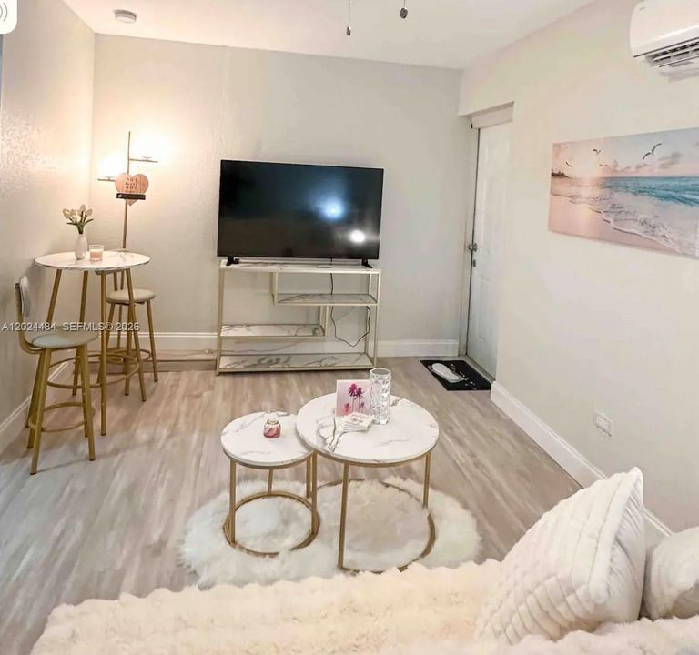 For Rent: $1,500 (1 beds, 1 baths, 1129 Square Feet)