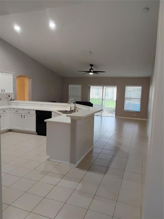 В аренду: $2,600 (4 спален, 2 ванн, 2078 Квадратных фут)