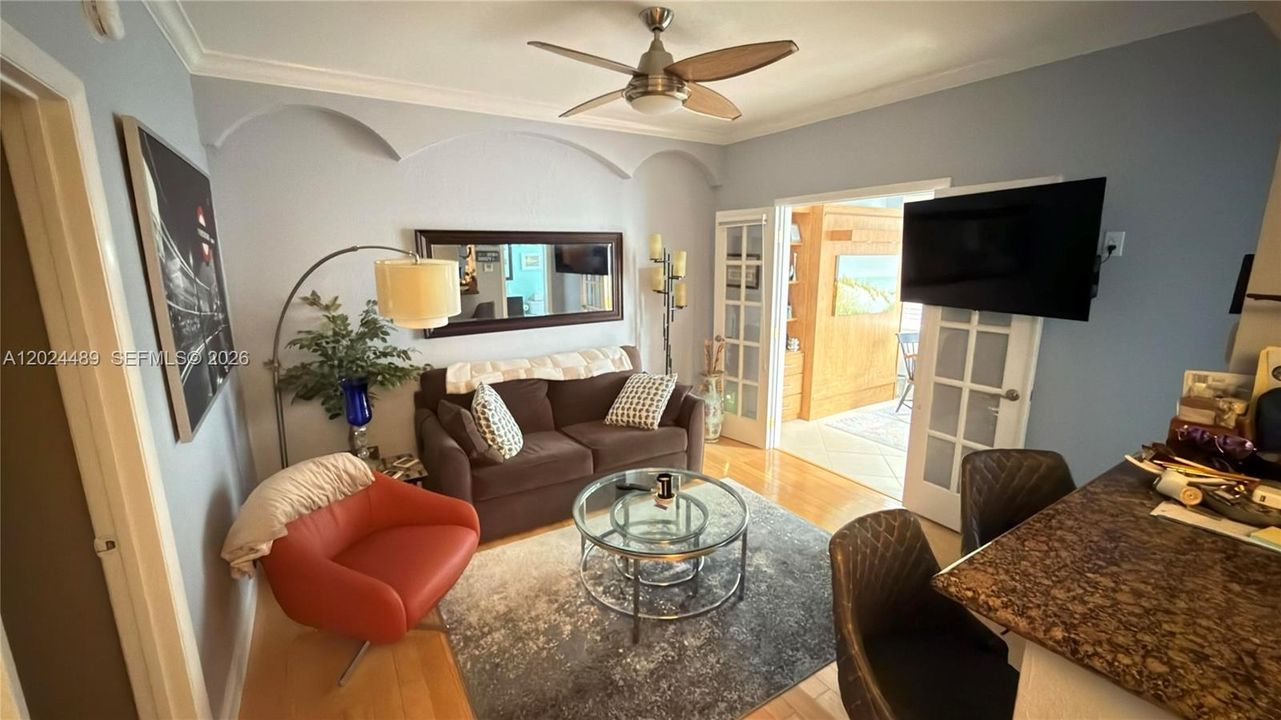 For Sale: $240,000 (1 beds, 1 baths, 568 Square Feet)