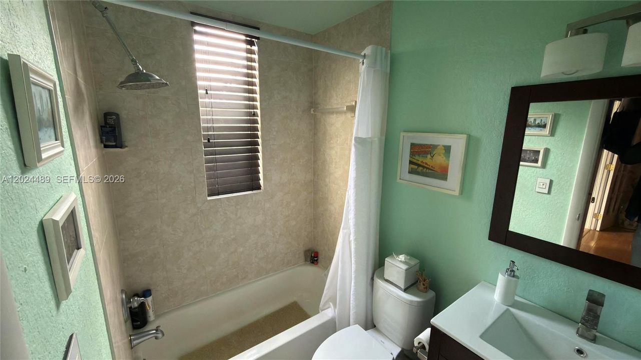 For Sale: $240,000 (1 beds, 1 baths, 568 Square Feet)