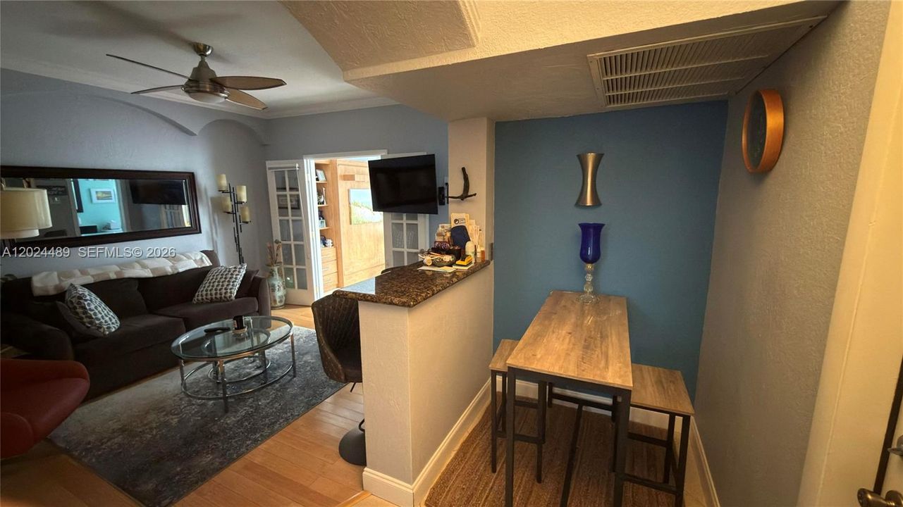 For Sale: $240,000 (1 beds, 1 baths, 568 Square Feet)