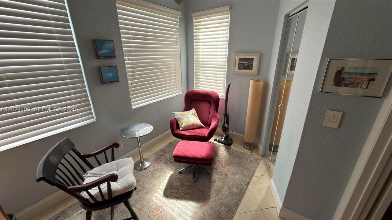 For Sale: $240,000 (1 beds, 1 baths, 568 Square Feet)