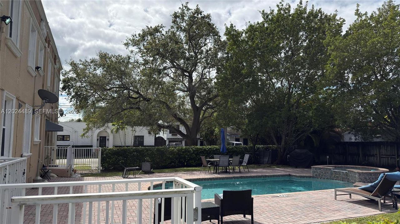 For Sale: $240,000 (1 beds, 1 baths, 568 Square Feet)