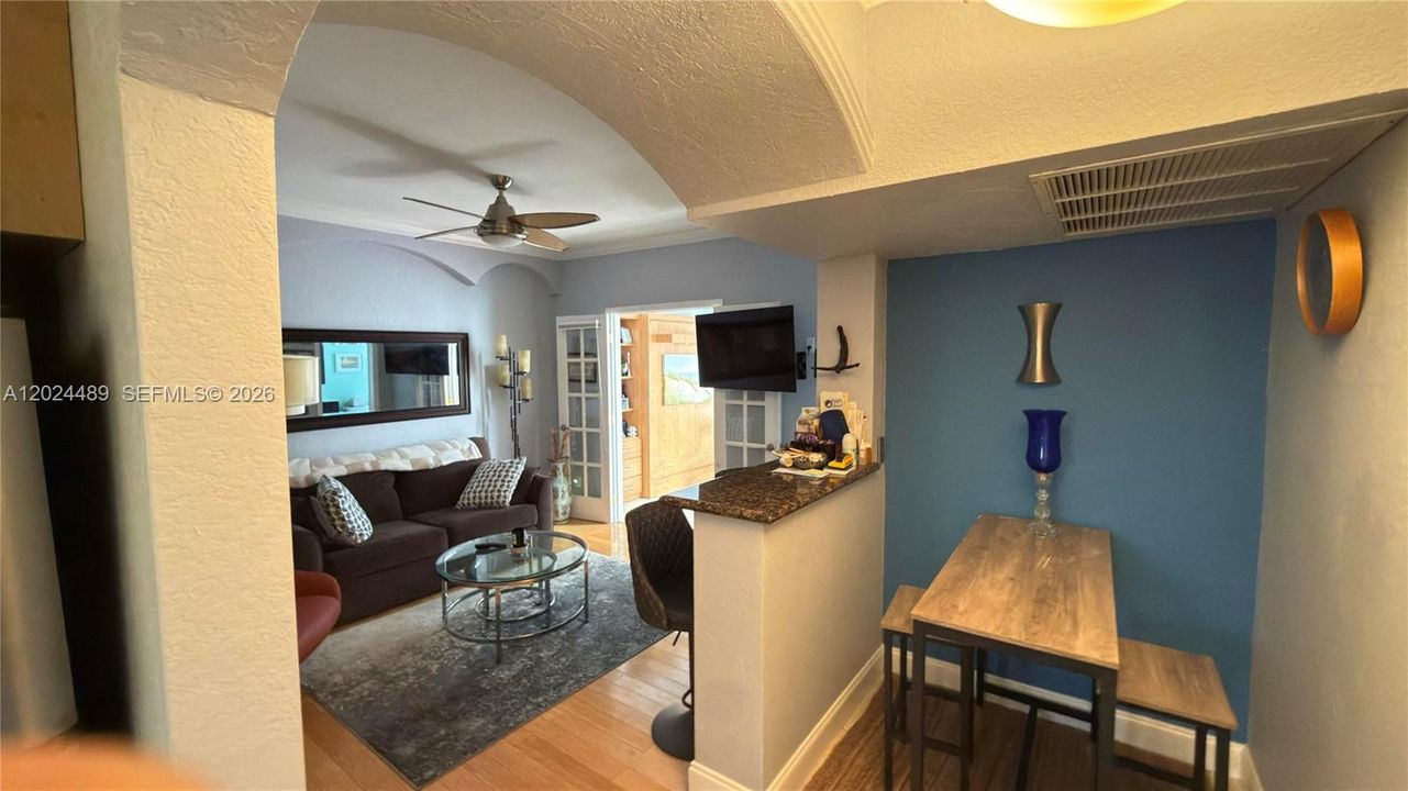 For Sale: $240,000 (1 beds, 1 baths, 568 Square Feet)