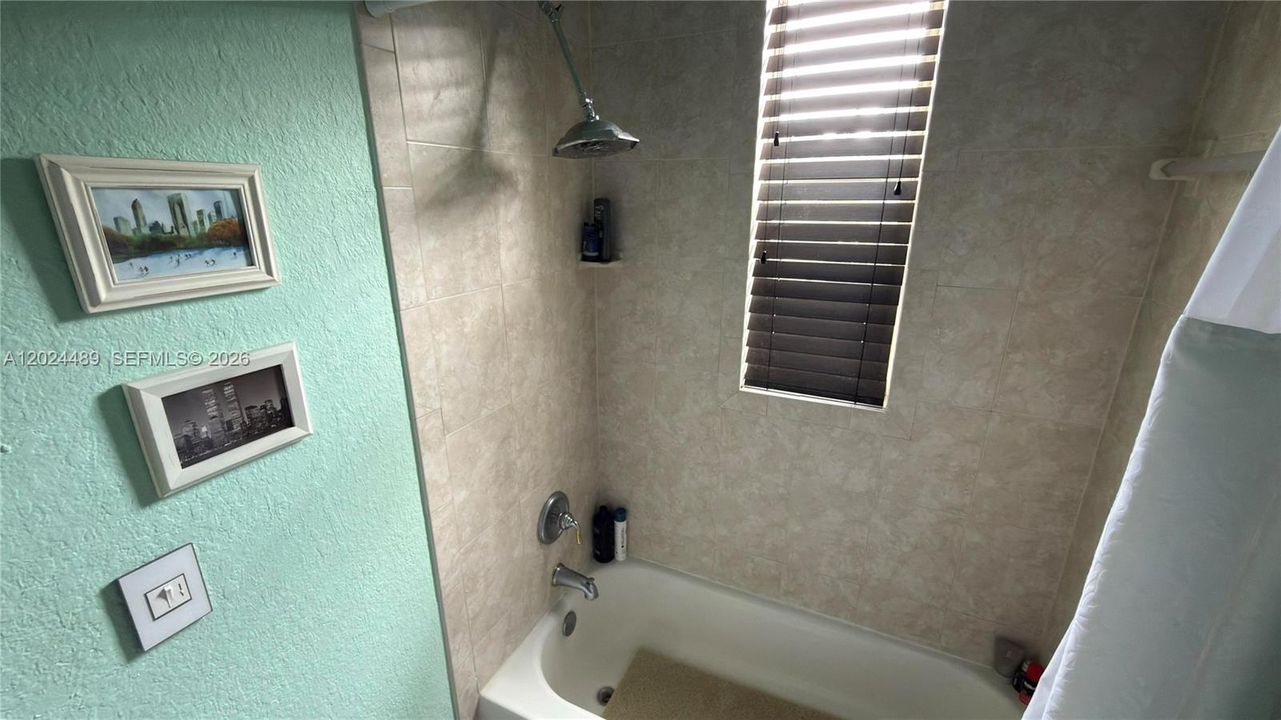 For Sale: $240,000 (1 beds, 1 baths, 568 Square Feet)