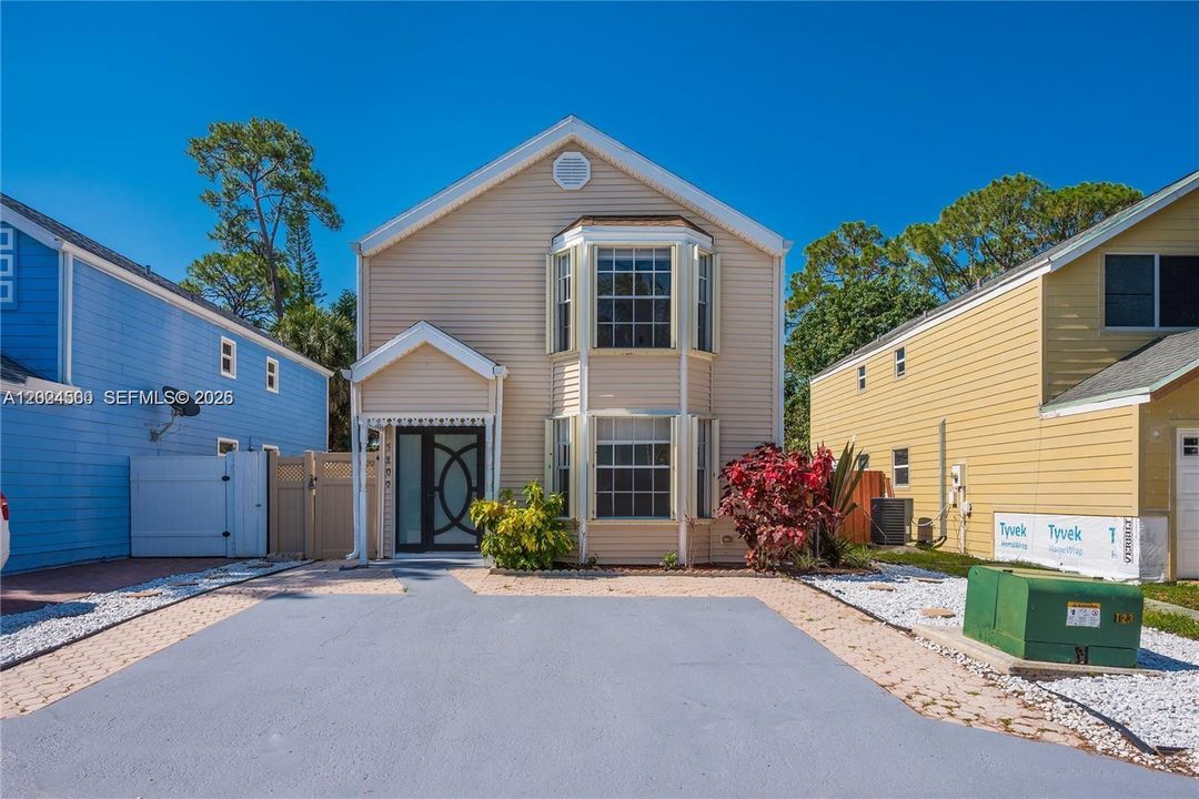 For Rent: $3,200 (3 beds, 2 baths, 1596 Square Feet)