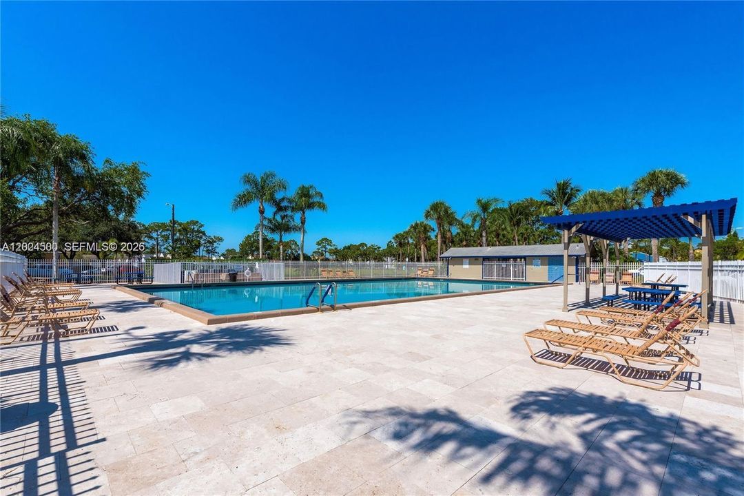 For Rent: $3,200 (3 beds, 2 baths, 1596 Square Feet)