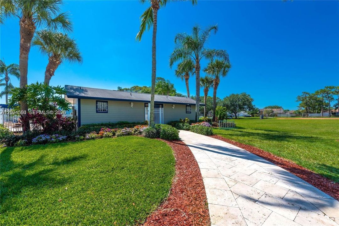 For Rent: $3,200 (3 beds, 2 baths, 1596 Square Feet)