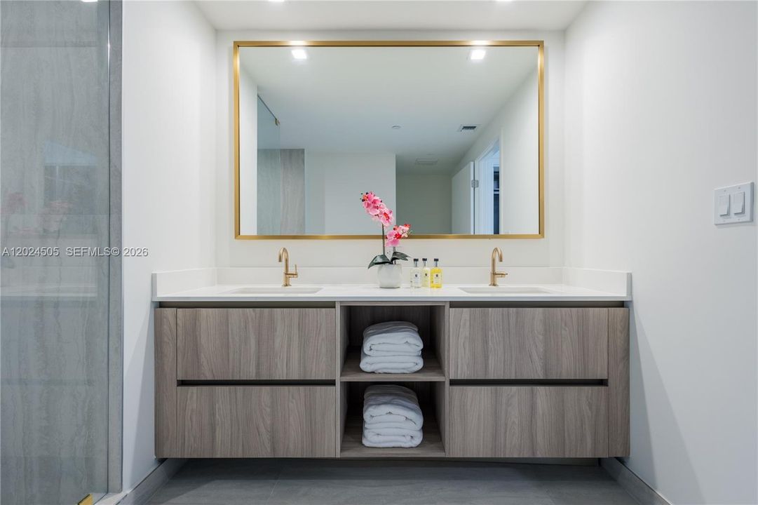 В аренду: $11,900 (2 спален, 2 ванн, 0 Квадратных фут)