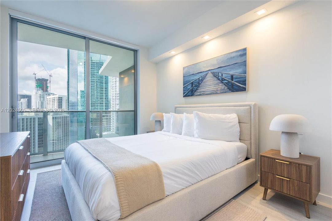 В аренду: $11,900 (2 спален, 2 ванн, 0 Квадратных фут)