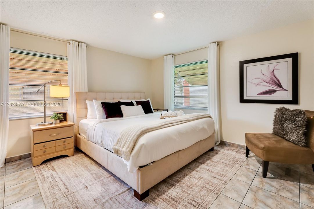 В аренду: $4,500 (3 спален, 2 ванн, 1303 Квадратных фут)