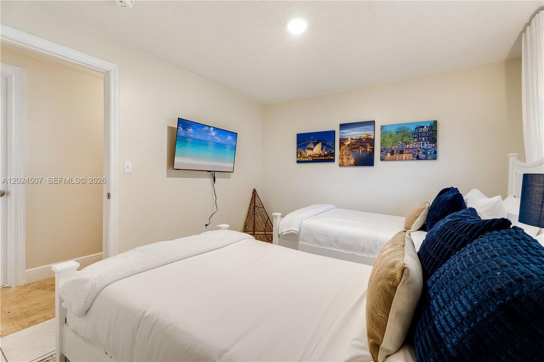 В аренду: $4,500 (3 спален, 2 ванн, 1303 Квадратных фут)