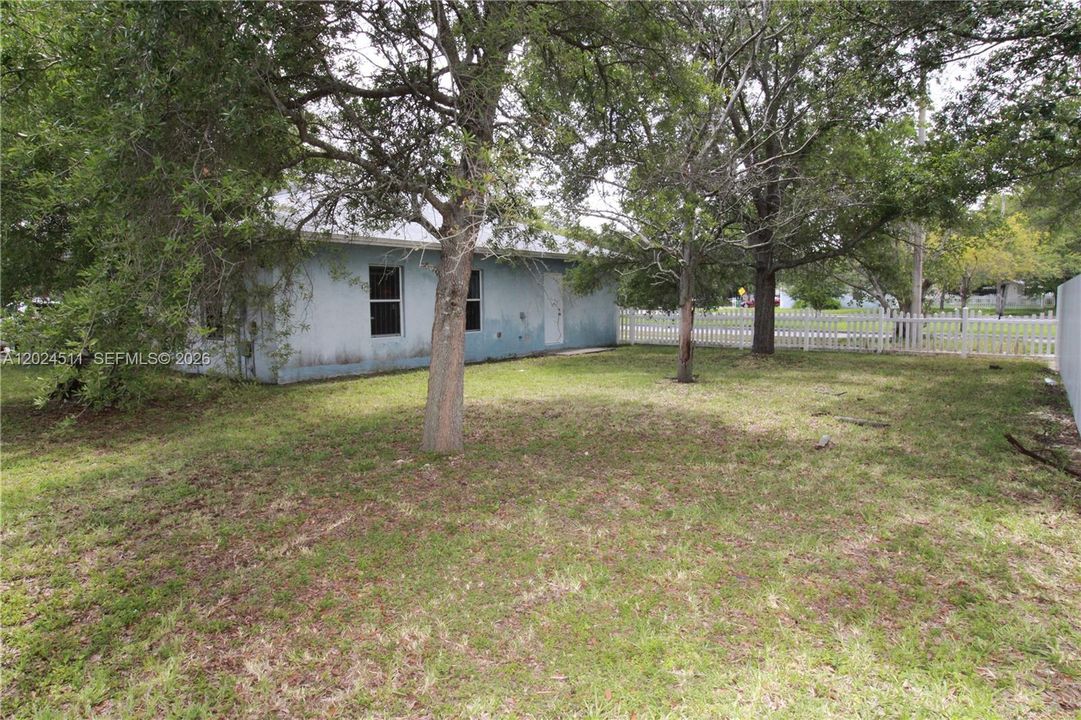 For Sale: $465,000 (3 beds, 1 baths, 1091 Square Feet)