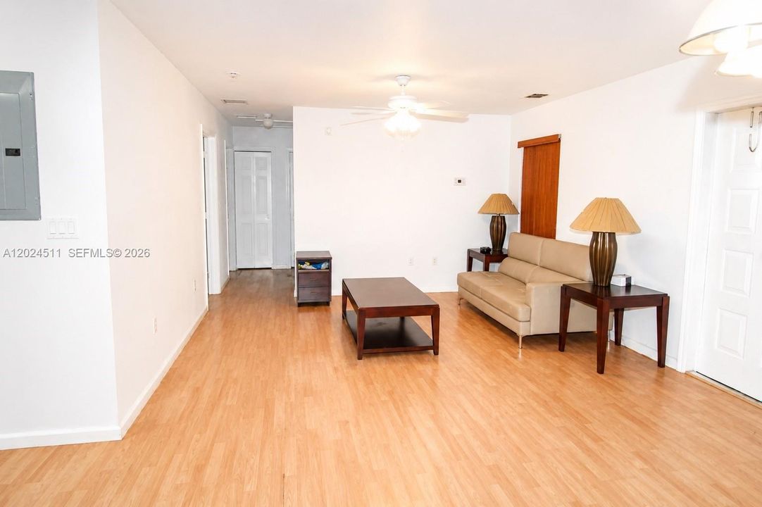 For Sale: $465,000 (3 beds, 1 baths, 1091 Square Feet)