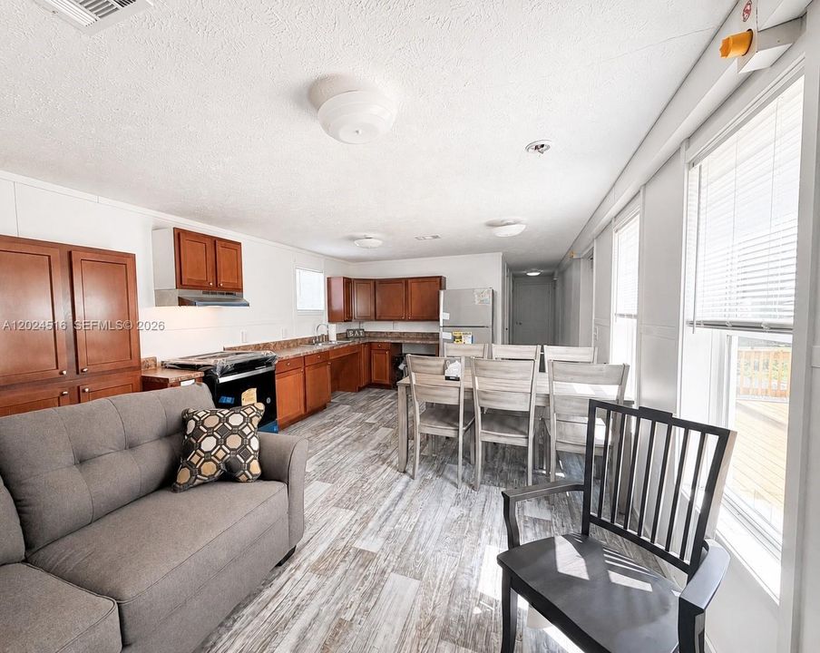 For Sale: $285,000 (3 beds, 2 baths, 1008 Square Feet)